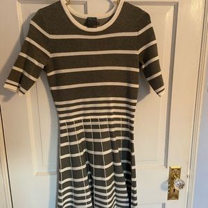 Casual grey/white dress that falls below the knees.